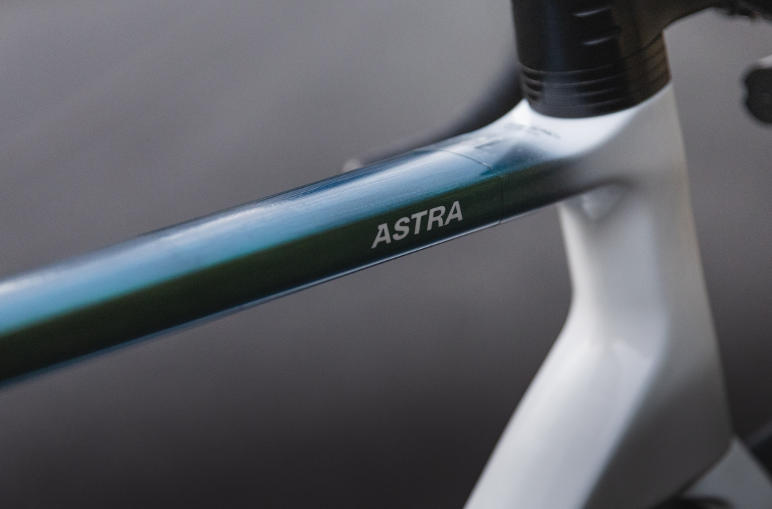 Astra disc, pop green, Shimano Ultegra Di2, Microtech RE38, 2023