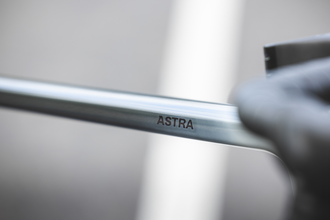 Astra disc, gray asphalt, Shimano 105 Di2, Microtech MrLite, 2023