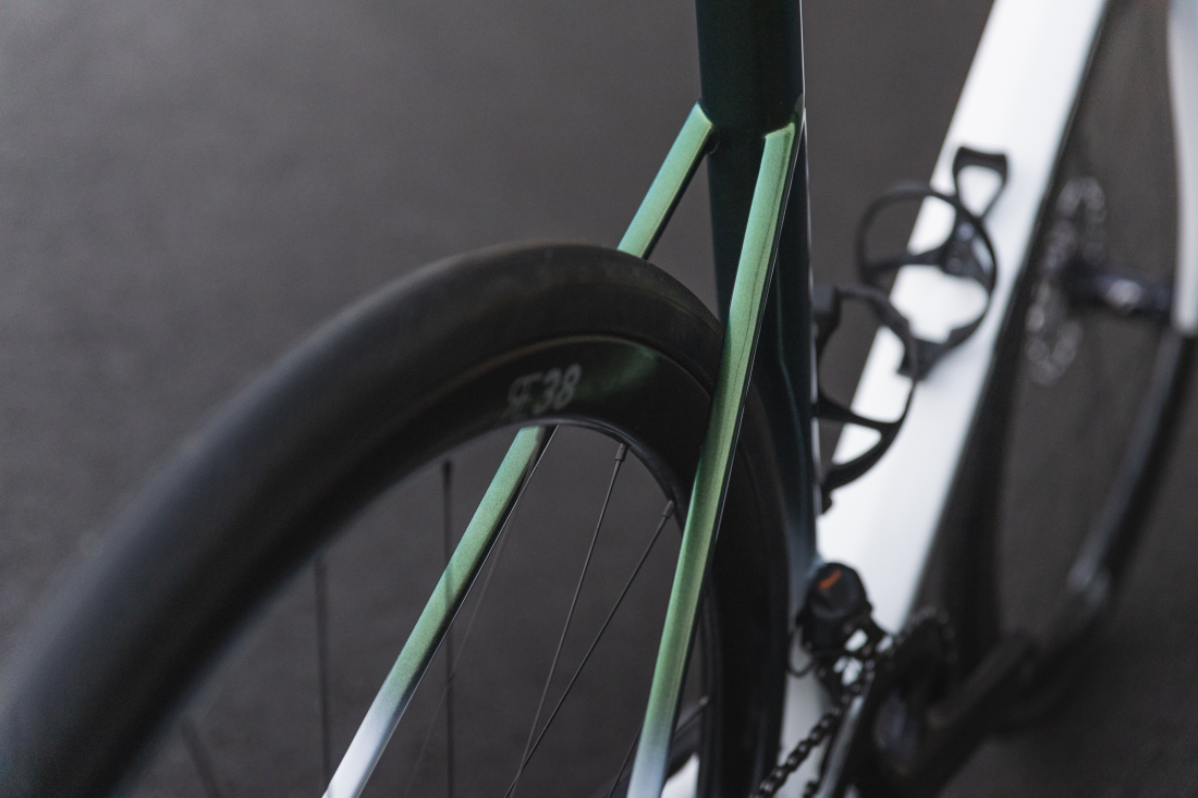 Astra disc, pop green, Shimano Ultegra Di2, Microtech RE38, 2023