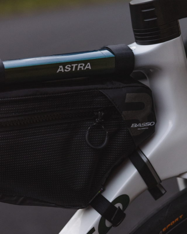 Astra disc, pop green, Sram Rival eTap AXS, Microtech MrLite, 2023